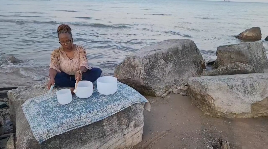 Kaiyah with singing bowls at the ocean